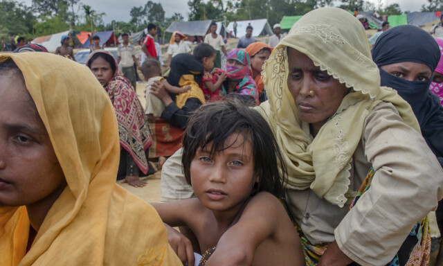 Over 400 000 rohingyaer har flyktet til Bangladesh. To barn og en kvinne trampet ned og drept i kaoset